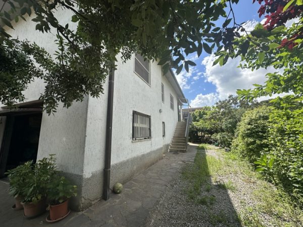 BIVIO DI RAVI VILLETTA INDIPENDENTE CON GIARDINO