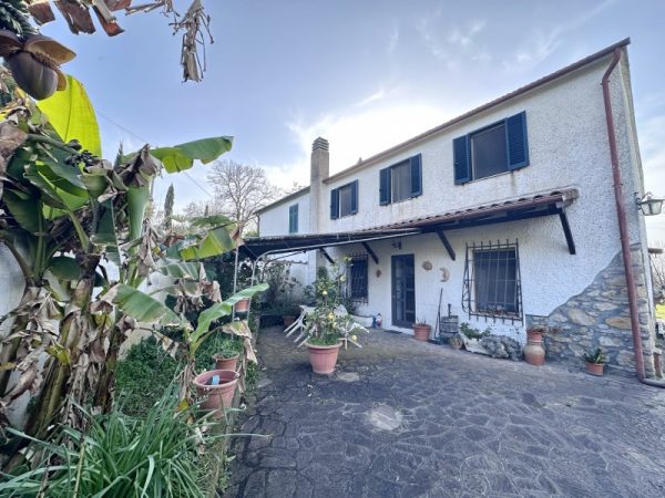 BAGNO DI GAVORRANO CAMPAGNA, A POCHI MINUTI DAL CENTRO CASA INDIPENDETE CON TERRENO